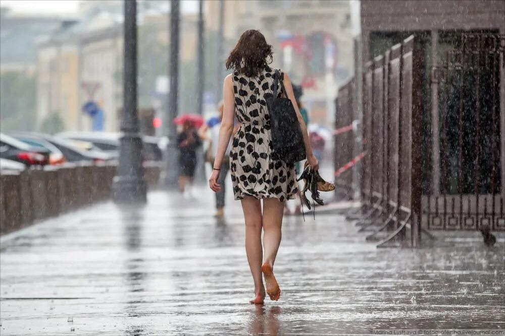 В течение всей ночи лил дождь. Девушка под дождем. Девушка идет под дождем. Девушка под дождем в городе. Девушка босиком под дождем.