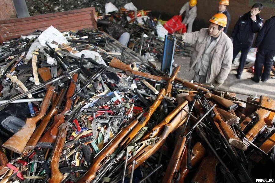 Сдача оружия на утилизацию. Утилизация оружия. изъятое оружие. уничтожение конфискованного оружия.