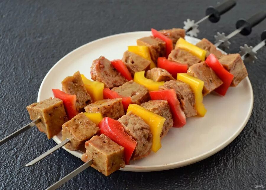 Шашлык из соевого мяса. Шашлык из сейтана. шашлык из вегетарианский. шашлык из сои. китайские шашлычки из соевого мяса.