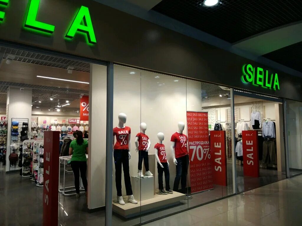 Sella магазин. Sella одежда. Магазин одежды sela. Sela спб. Витрина sela.