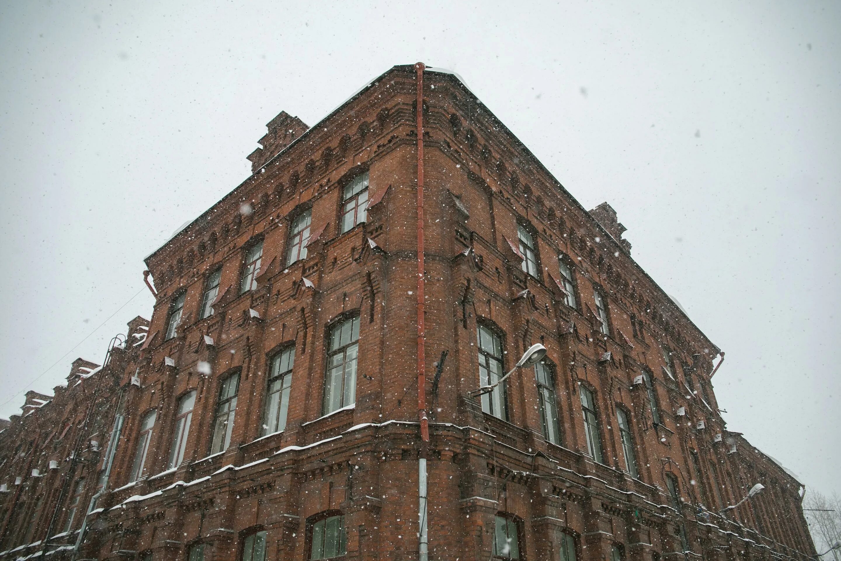 Казенный винный склад типовой. Здание винной монополии красноярск. Винная монополия красноярск. Винокуренный завод 19 век. Историческое здание винная монополия красноярск.