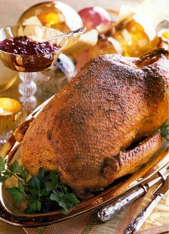 что можно приготовить из гуся. гусь на сковороде. жареный гусь. утка с яблоками. что можно приготовить из гуся.