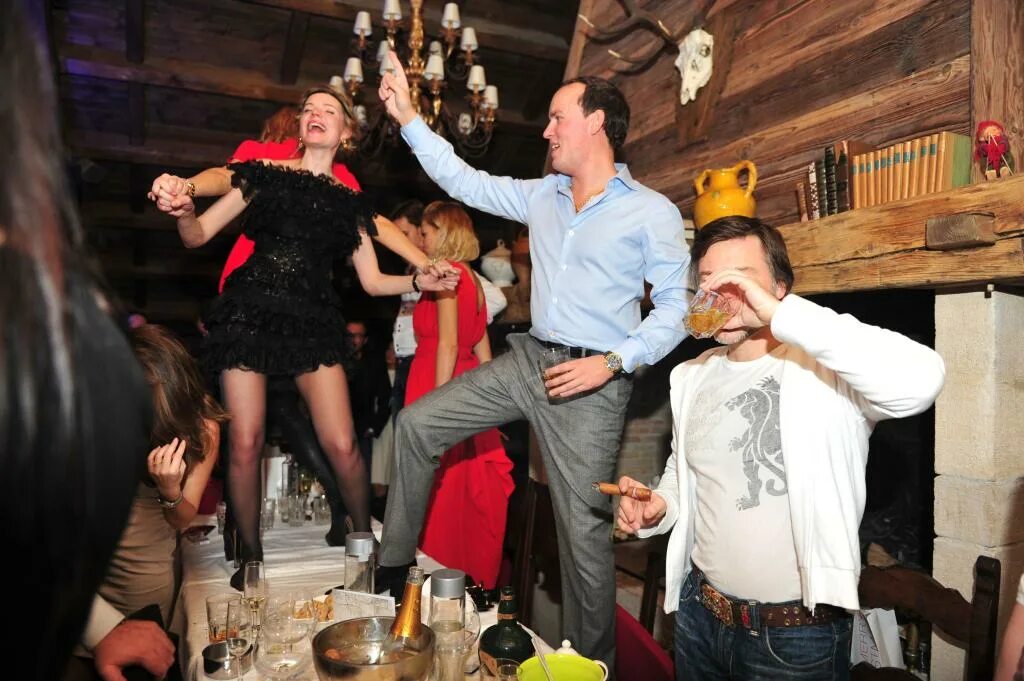 Люди в кафе. А как приеду загуляем закажем шумный ресторан. А как приеду загуляем закажем шумный ресторан. Девушка с бокалом. Брудершафт с поцелуем.