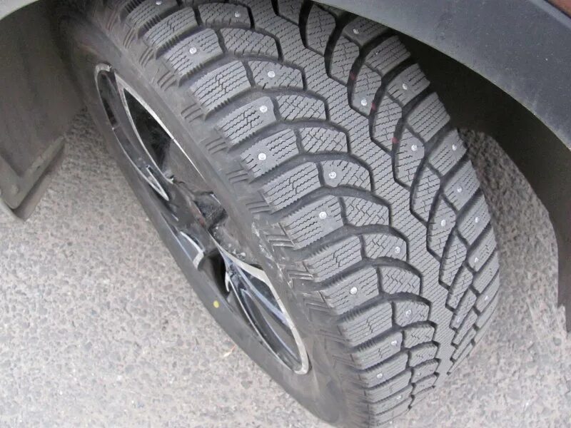 Michelin ice нешипованные. General altimax arctic 95q. Шипы или липучка прикол фото. Зимняя резина. Contiicecontact 3 выпадение шипов.