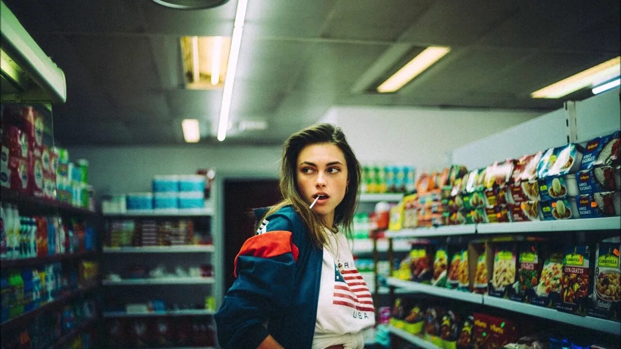Here she comes he. Красивые фоточки в магазине. Charlie Weiss. Девушка покупает чипсы. CRYJAXX - Lollipop (feat. Justtjokay).