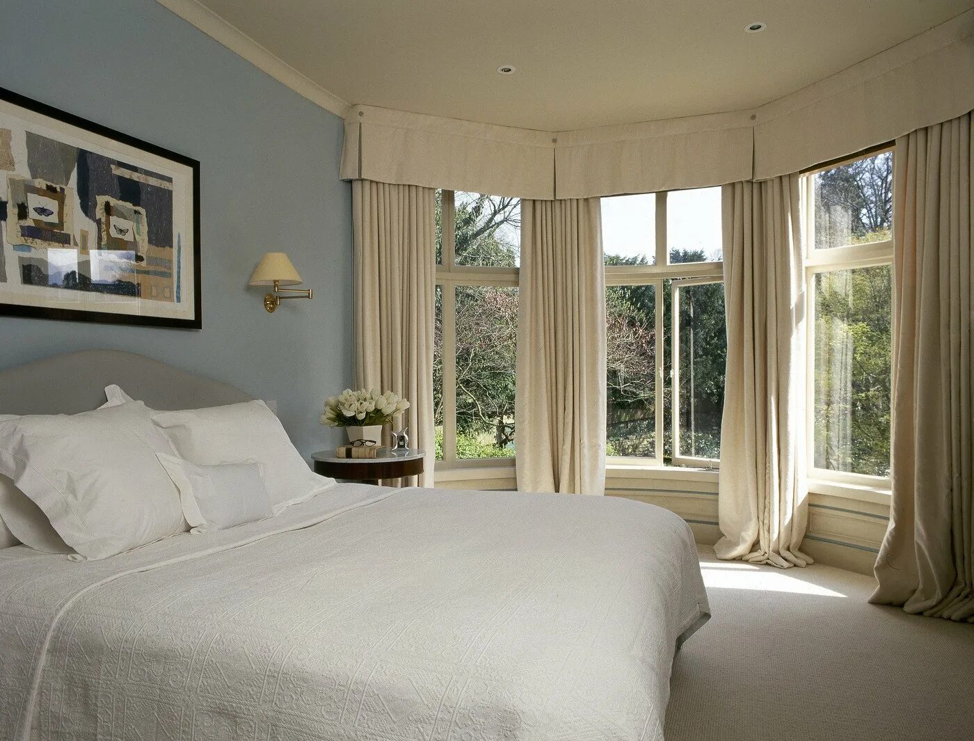 Окно над кроватью в спальне. Кровать около окна. Горизонтальное окно в спальне. Как расположить окно в спальне. Спальня с 2мя окнами.