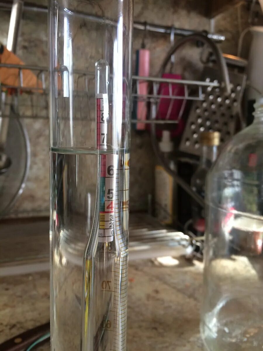 Очистка самогона березовым углем. Очистить самогон углем после второй перегонки. Фильтрация самогона через угольный фильтр. Углевание самогона кокосовым углем. Очистка этанола углем активированным.