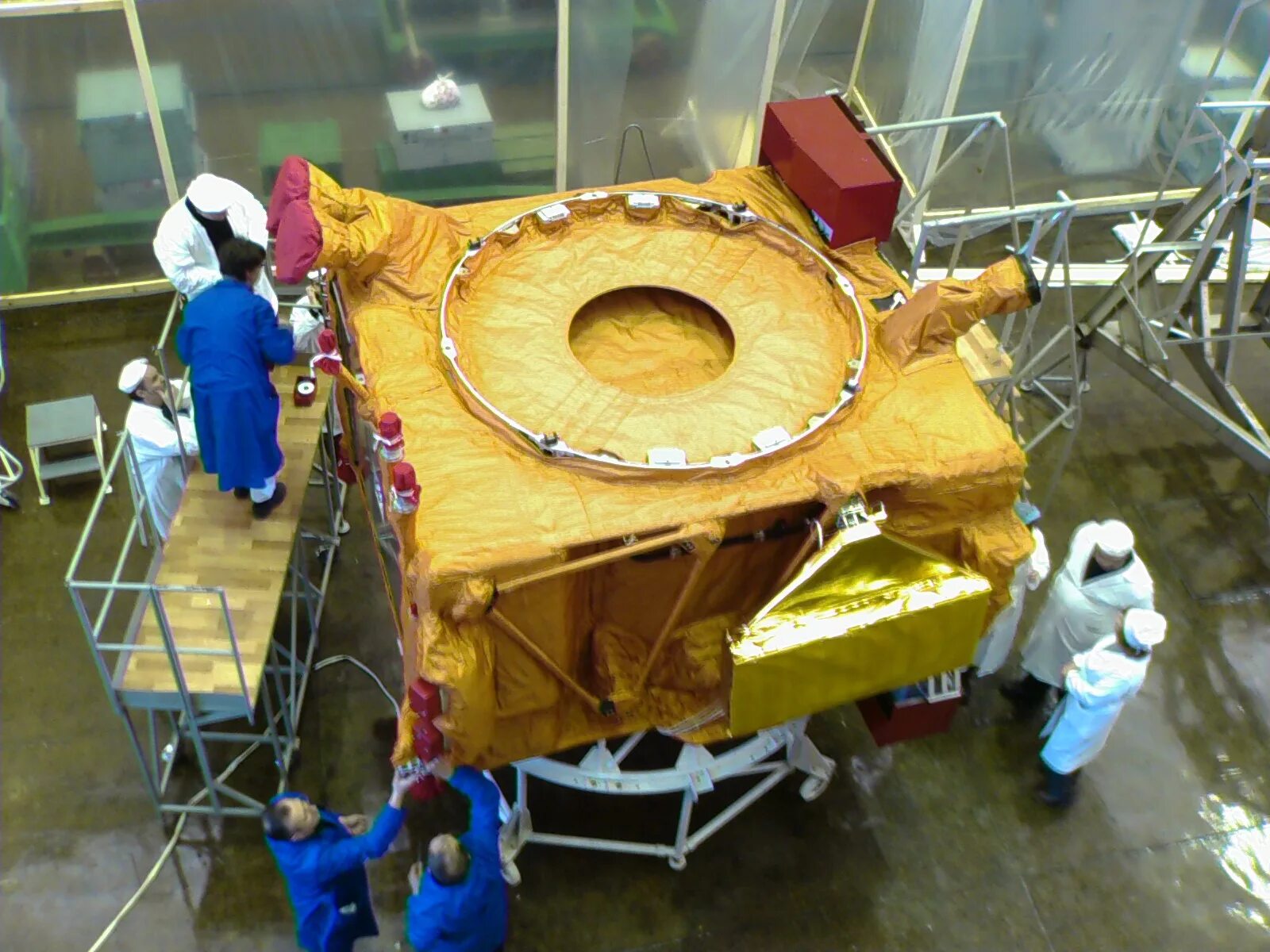 Герметичный отсек космического аппарата. Космические обсерватории. Испытания космического аппарата. Испытания космического аппарата. Испытания космического аппарата.