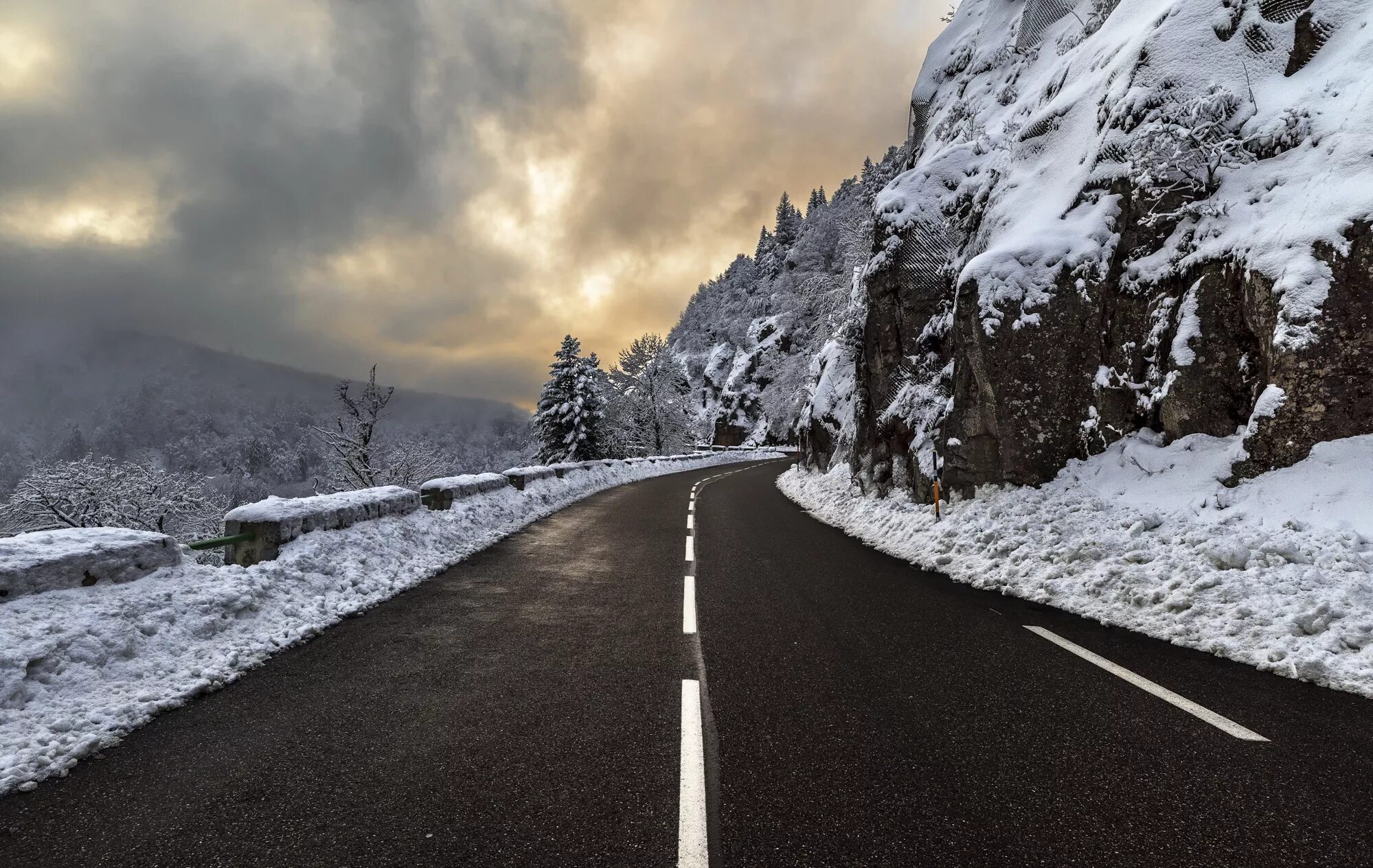 На дороге снег лежит. Снежная дорога. Зимние дороги. Заснеженная дорога. Зимняя Горная дорога.
