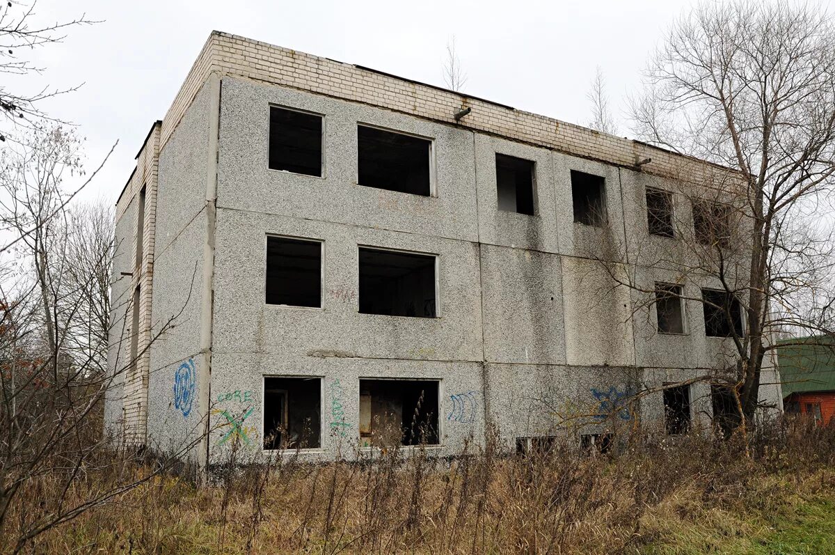 Дом жилой на разбор. Заброшки в Конаково. Трехэтажный панельный дом. Недостроенные здания. Заброшенное недостроенное здание.