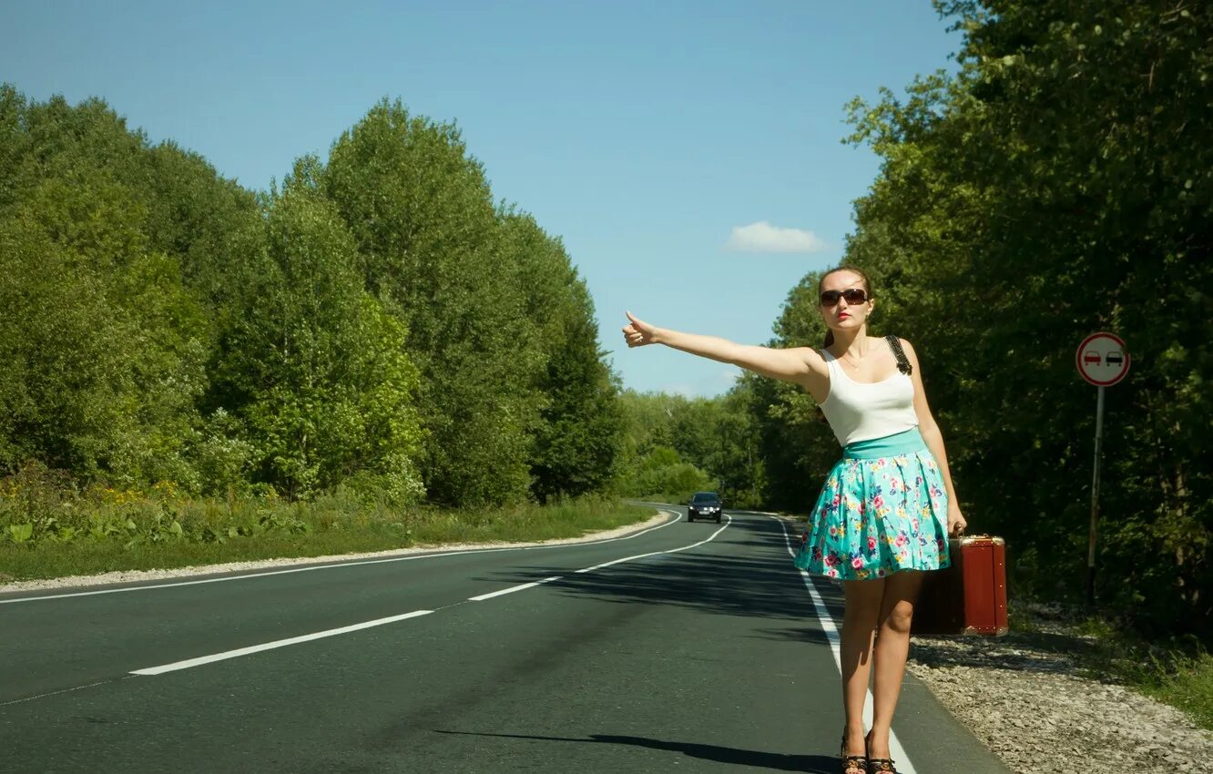 Подобрал русскую на дороге. Девушка на трассе. Фотосессия на трассе девушка. Блондинка на дороге. Плечевые на трассе.