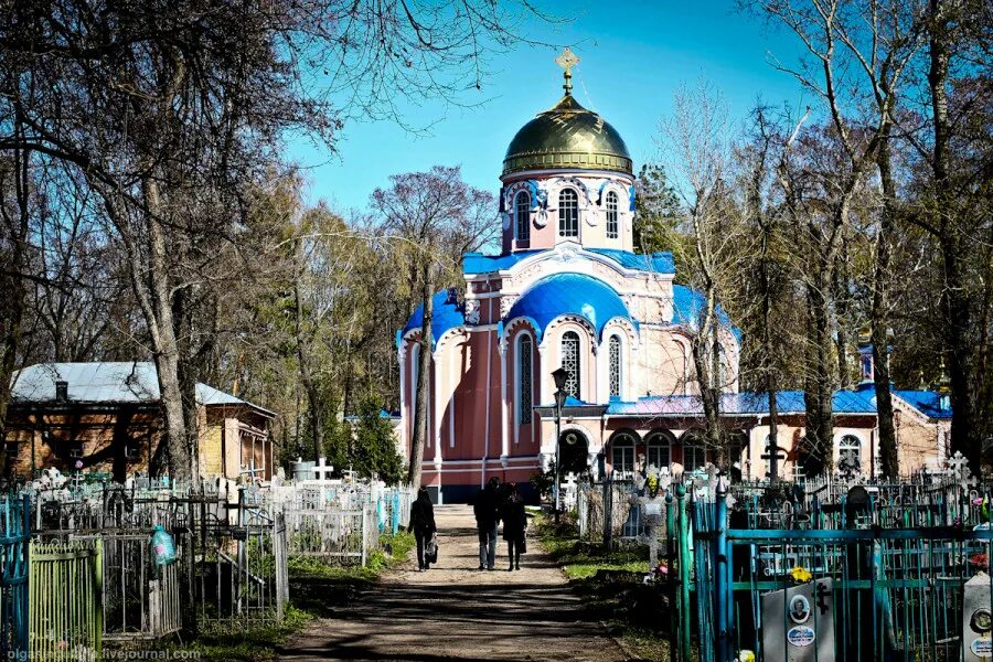 Храм на старом кладбище. Воскресенский некрополь ульяновск. воскресенский некрополь ульяновск церковь. воскресенский храм ульяновск могилы. воскресенский некрополь карла маркса ульяновск.