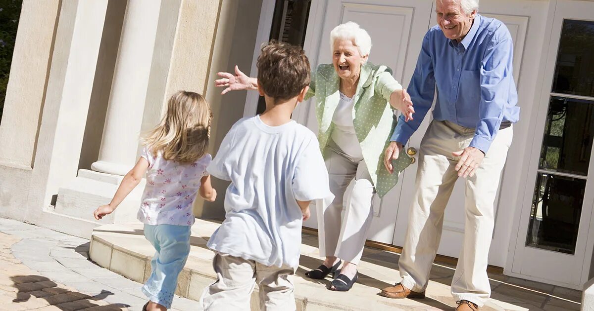 Детей отправили к бабушке и дедушке. Бабушка и дедушка. Старшее поколение и дети. Пожилые люди с детьми. Дедушка и бабушка две девочки фото.