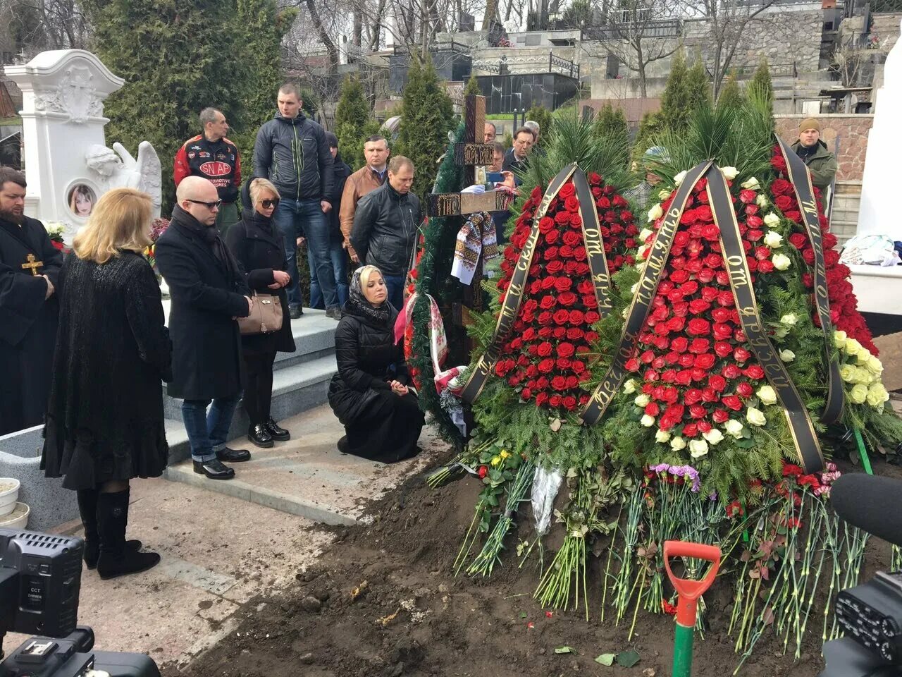 Могила Дениса Вороненкова. Могила Дениса Вороненкова фото. Зверинецкое кладбище Киев кто похоронен.