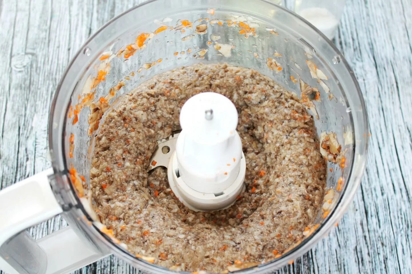 Каким приборам можно измильчить кашу. Грибы через мясорубку. Грибная икра с картошкой. Грибная икра из подберезовиков. Перекрученные грибы.