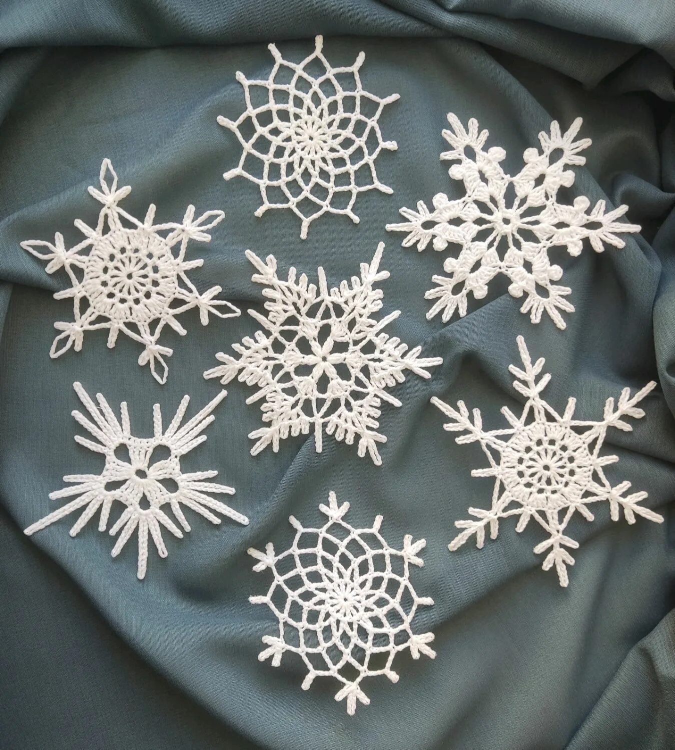 Собери снежинку дидактическая игра. Эмодзи снежинка. Снежинки в телеграмме. Кисть снежинки. Снежинки в телеграм.