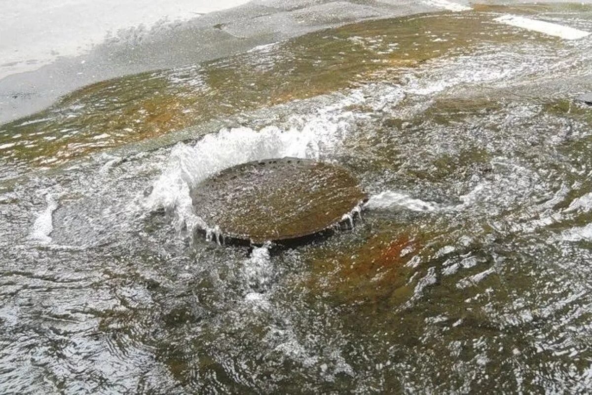 Кого вызывать из люка течет вода. Люк с водой. Люк канализация фонтан. Прорвало канализационный люк. Река на асфальте.