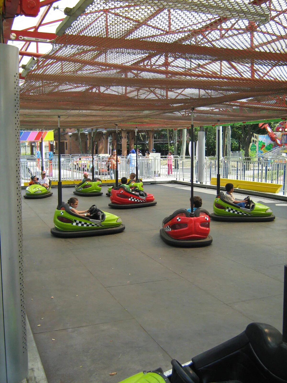 Парк сокольники аттракционы автодром. Аттракцион автодром начинает работать. Аттракцион автодром начинает работать. Автодром аттракцион пермь парк горького. Парк горького аттракционы автодром.