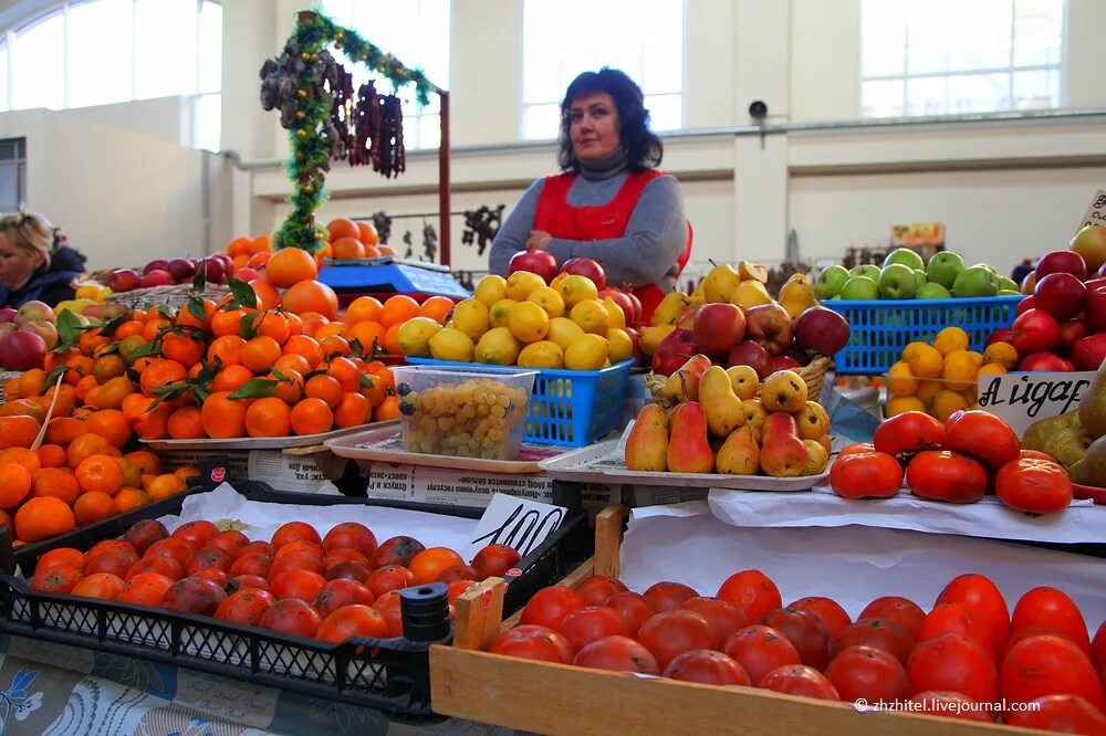торговый павильон место на рынке. овощи и фрукты на рынке. продовольственный рынок. центральный рынок ростов на дону на улице ларьки. овощной базар ростов на дону.
