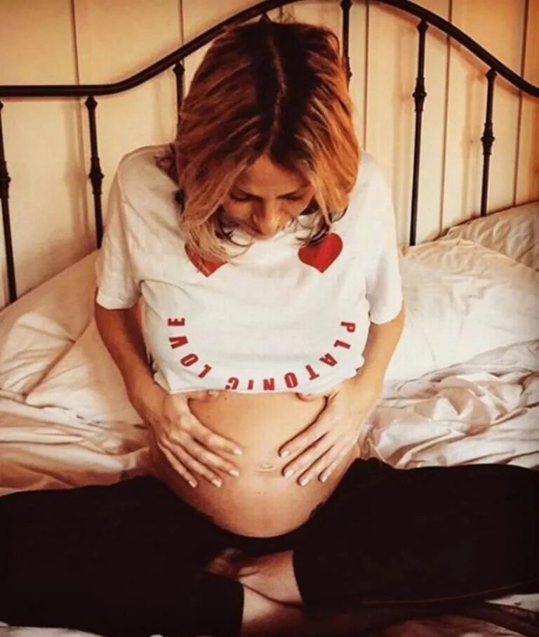 Скрытая беременность. Одежда для беременных. Скрытую беременность. Беременная лежит на животе. Беременные девочки подростки.