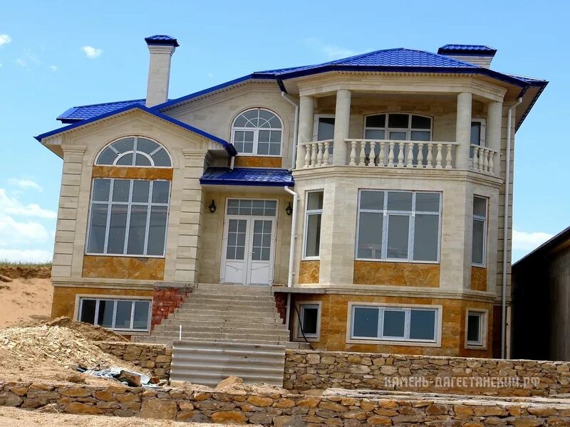 Дагестанский камень красный. Дагестанский ракушечник на фасаде. Дагестанский камень кореновск. Дагестанский крыша. Дома дагестанский камень красивые.
