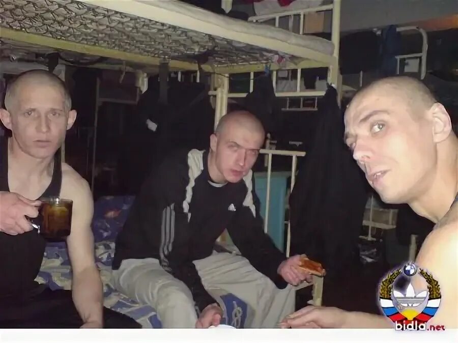 Зек заходит в хату. Зек гопник.