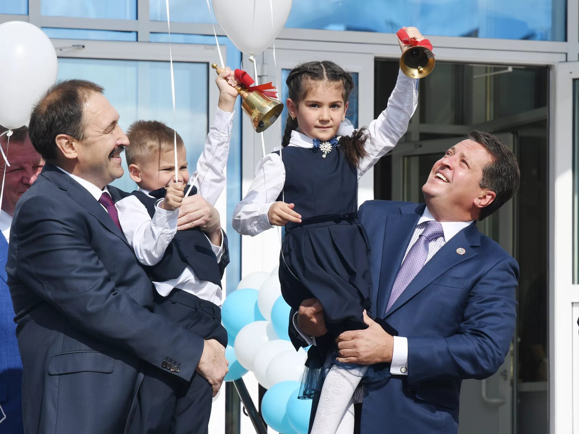 Школа 99 казань. Школьный пикник в столовой. Школа в казани 16 гимназия. 181 школа казань форма. Адымнар казань школа казань.