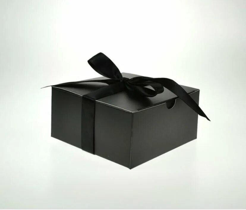 Keep in box. Alienware упаковка Giftbox. Черный подарок. Черная коробка. Коробка для подарка.