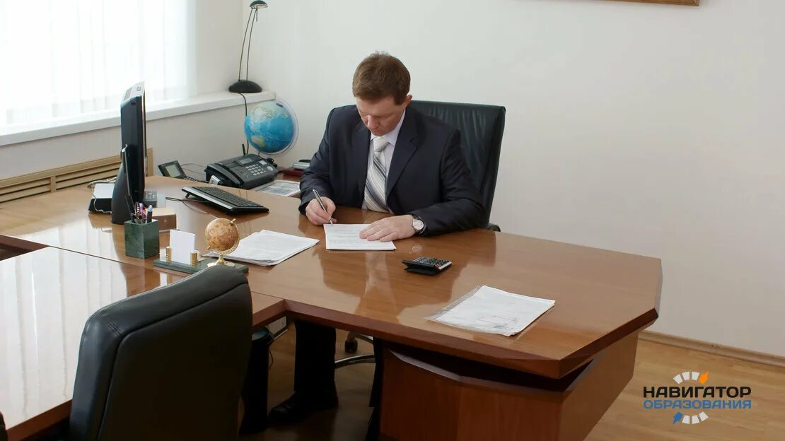 Профессия начальник. Профессия директор. Нарисованный начальник. Обязанности директора кофе. Есть профессия директор.