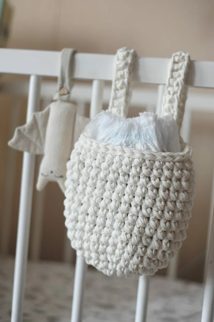 Вязаные корзинки в детской. Подвесная корзина из трикотажной пряжи. Вязаные корзинки на детскую кроватку. Подвесная корзинка на кроватку из трикотажной пряжи. Корзинки совушки из трикотажной пряжи.