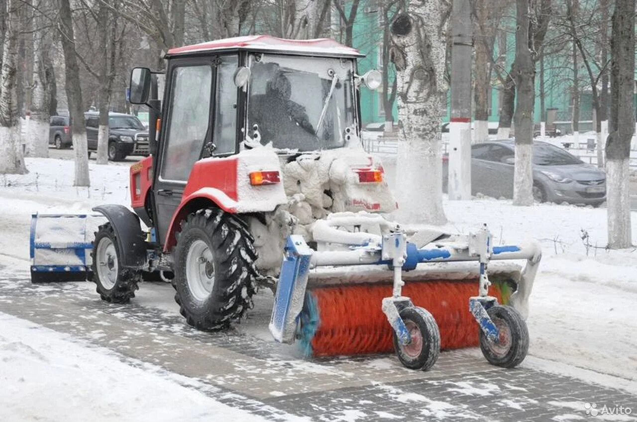 Трактор снять. Трактор мтз 320 снег щетка. щетка мтз 320. мтз 320 уборка снега. уборка тротуаров мтз 320.