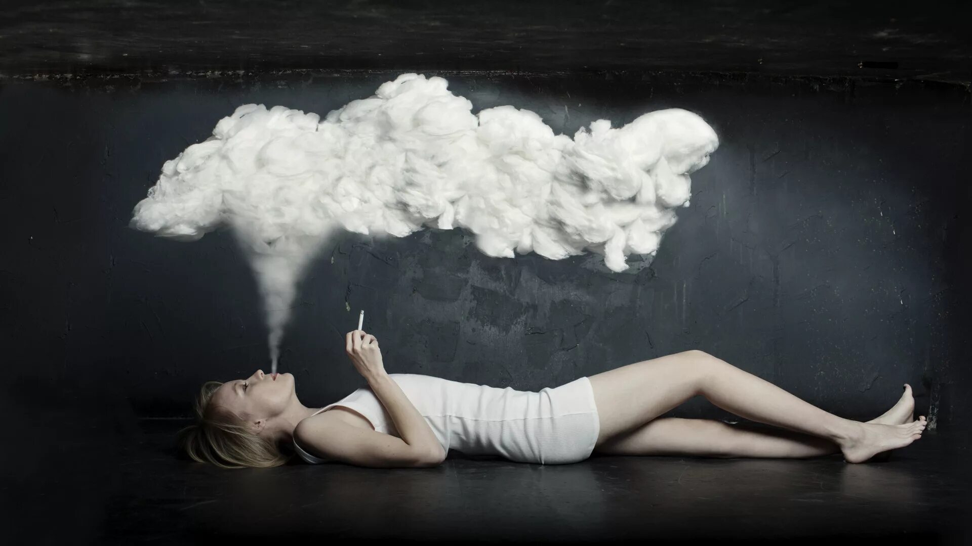 Курящий. Спящий курильщик. К чему снится курить. Сон курящие люди. Девушка выдыхает.