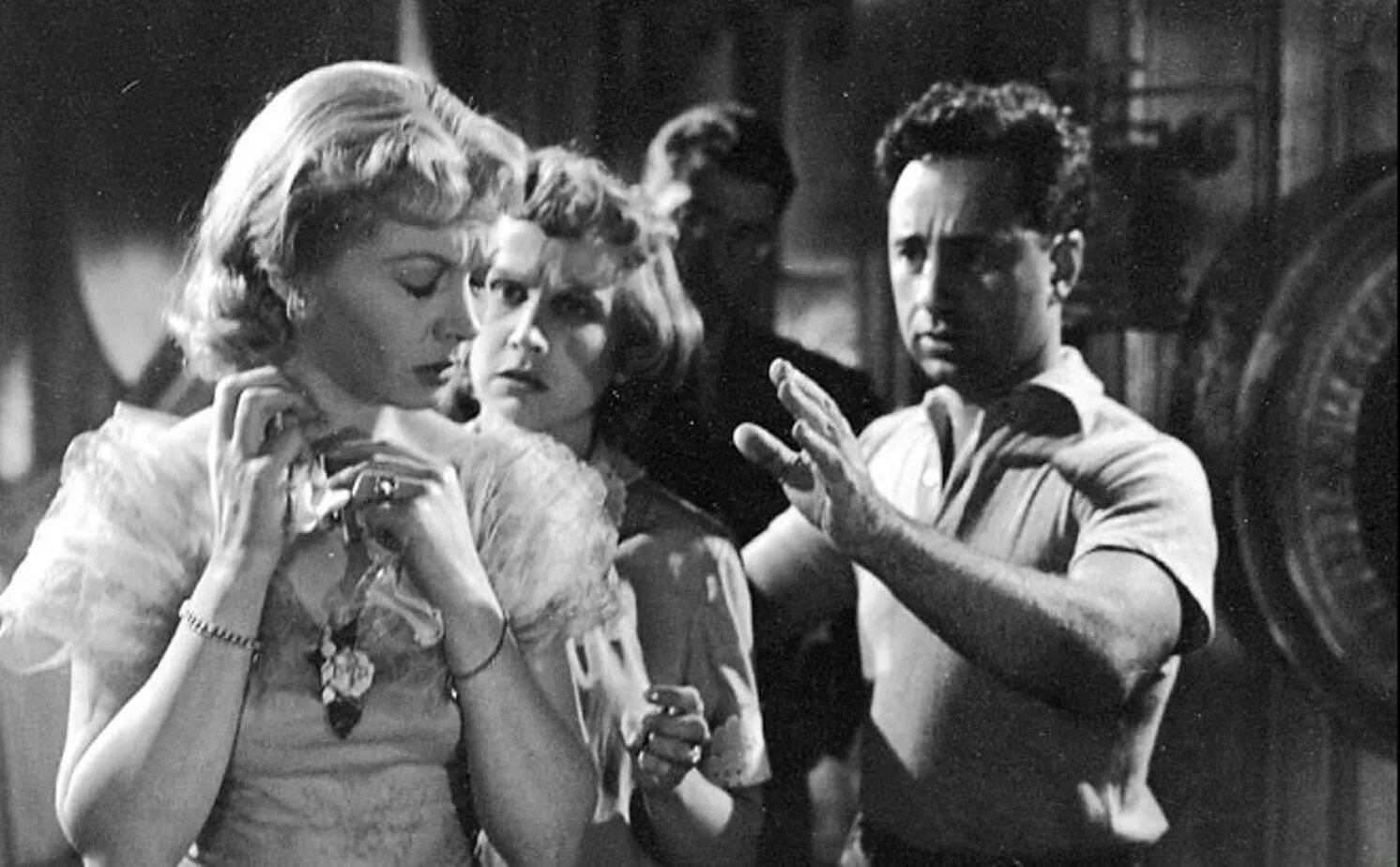 Трамвай желание 1951 отзывы. Трамвай желание 1951. A Streetcar named Desire 1951. Марлон Брандо трамвай желание.