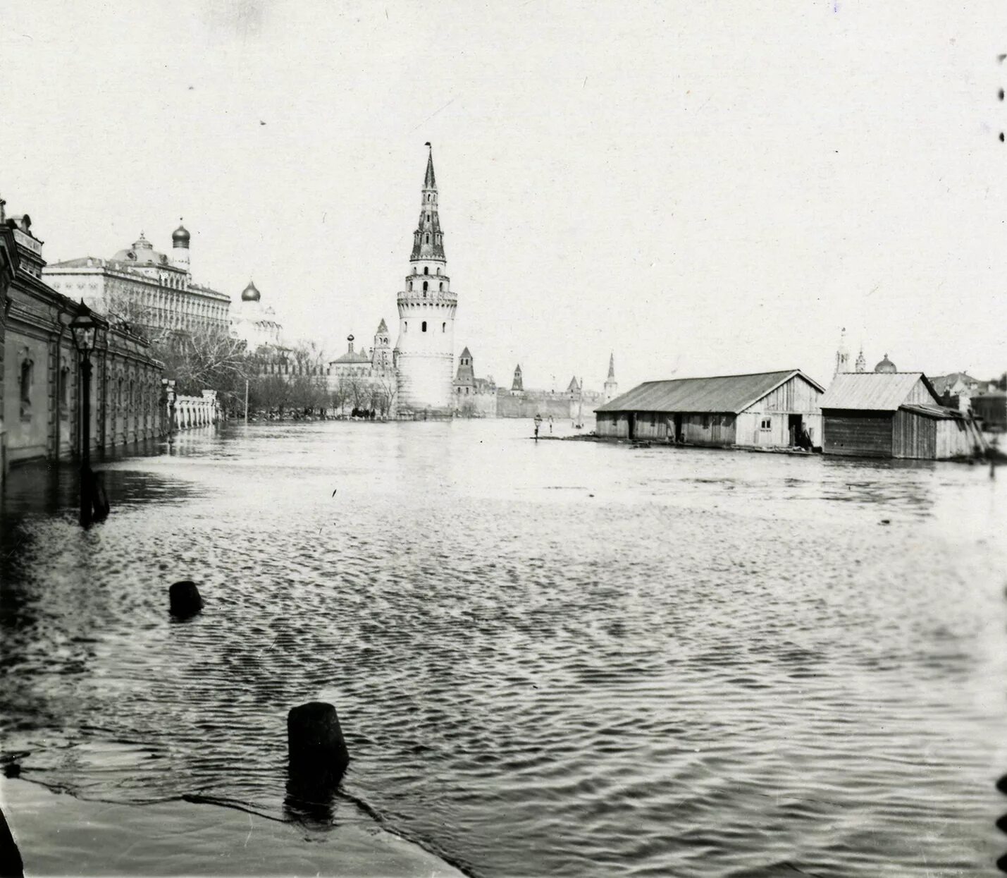 1908 год в истории. Наводнение в москве 1908 года. наводнение 1908 года в москве кремль. потоп в москве 1908. наводнение в москве апрель 1908 года.