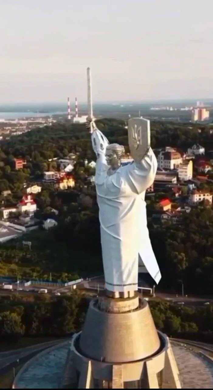 Почему киев мать. Памятник на Украине Родина мать. Родина-мать (Киев). Статуя Родина мать в Киеве. Родина мать в Киеве сейчас.