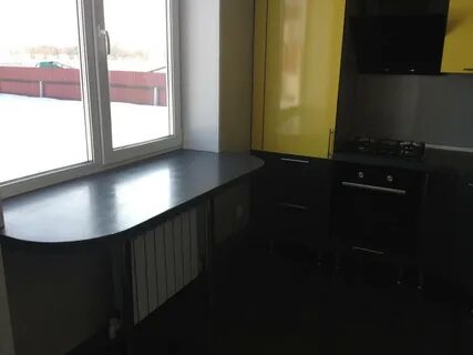 Кухня стол под окном