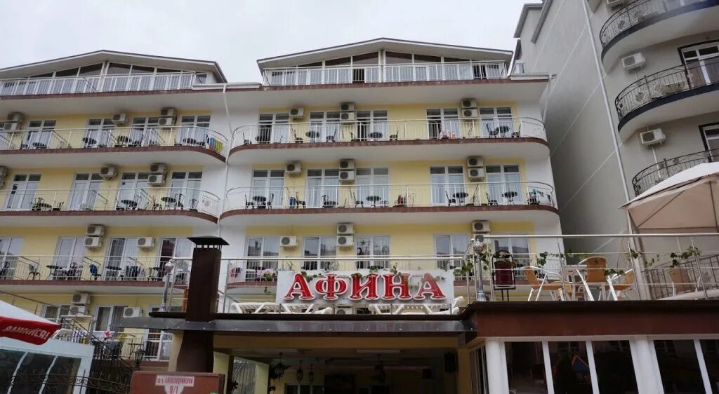 Отель афина витязево. Отель афины анапа. Гостевой дом афины анапа. Афины витязево. Витязево паралия кавказский дворик.