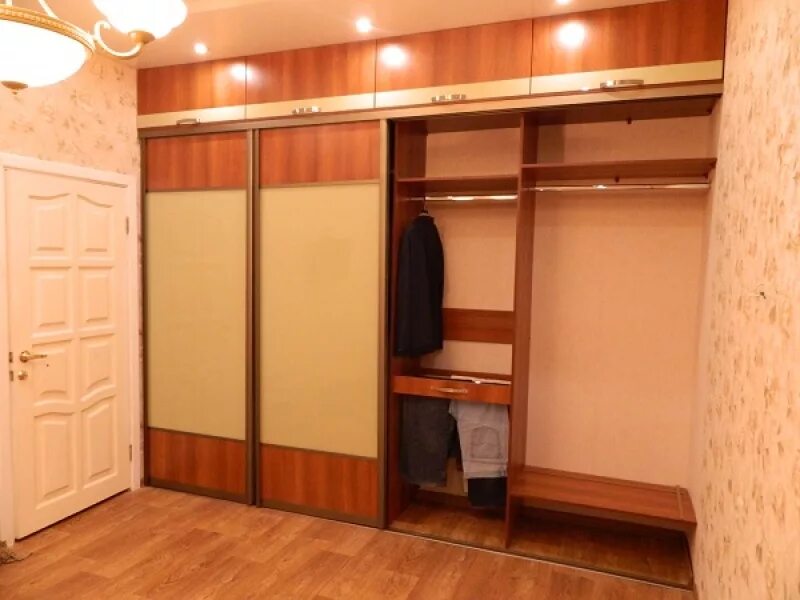 Антресоли шкафы купе. Зеркальный шкаф с антресолью. Встроенные шкафы вокруг двери. Антресоли шкафы купе. Шкаф купе с антресолью в прихожую.