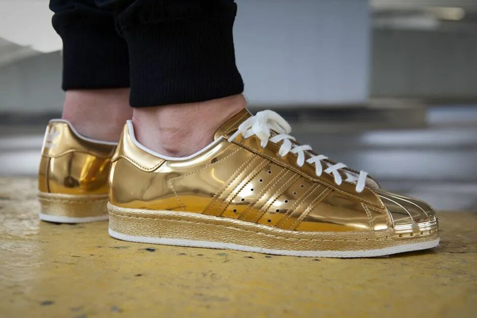 Золотые кроссовки адидас. Кроссовки адидас суперстар золотые. Adidas Superstar 80s. Adidas Superstar женские золото.