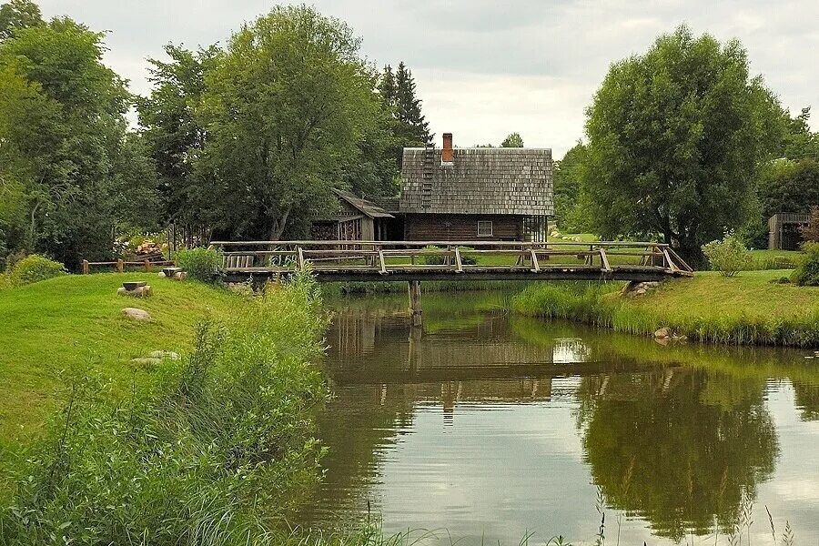 Вода деревенская. Мостки в деревне. Дом через реку. Мост в деревенском доме. Мостик в деревне у реки.