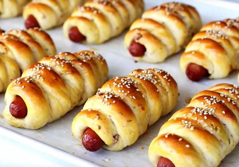 Сосиски в слоёном тесте бездрожжевом. Сосиски в слоёном тесте бездрожжевом. Сосиска в тесте печеная. Интересная выпечка для детей. Сосиски в тесте варить.