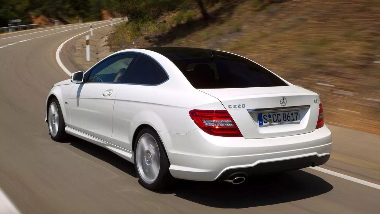 Datei:Mercedes-Benz E 200 CDI BlueEFFICIENCY Avantgarde (W 212) rear 20110115.jp