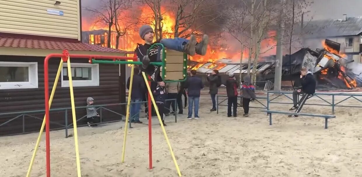 Человек сильно раскачавшись на качелях в момент. Качели на фоне пожара. Пожарные на качелях. Мальчик на качелях. Дети качаются на качелях.