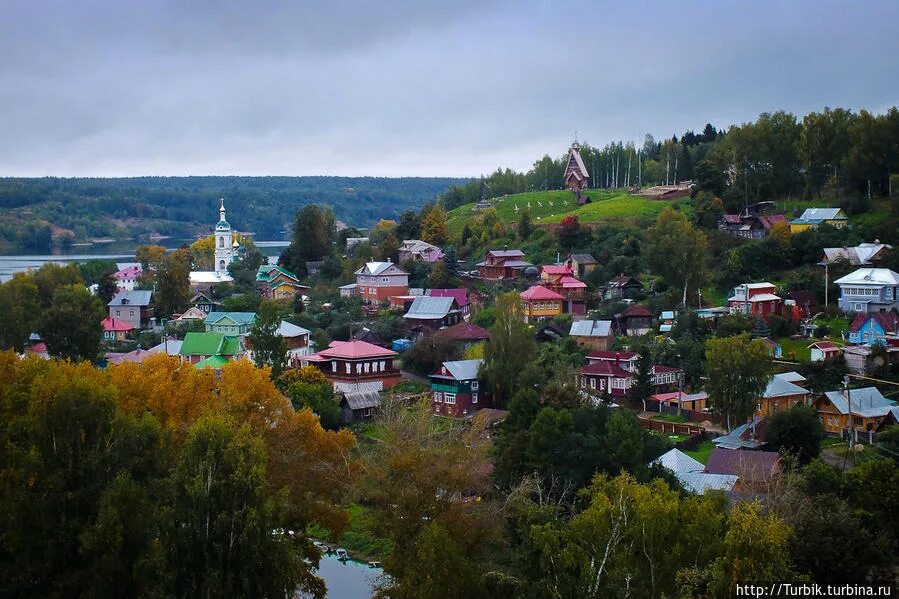 Плес центр города. Соборная гора Плес. Плес холмы. Город Плес Ивановской области.