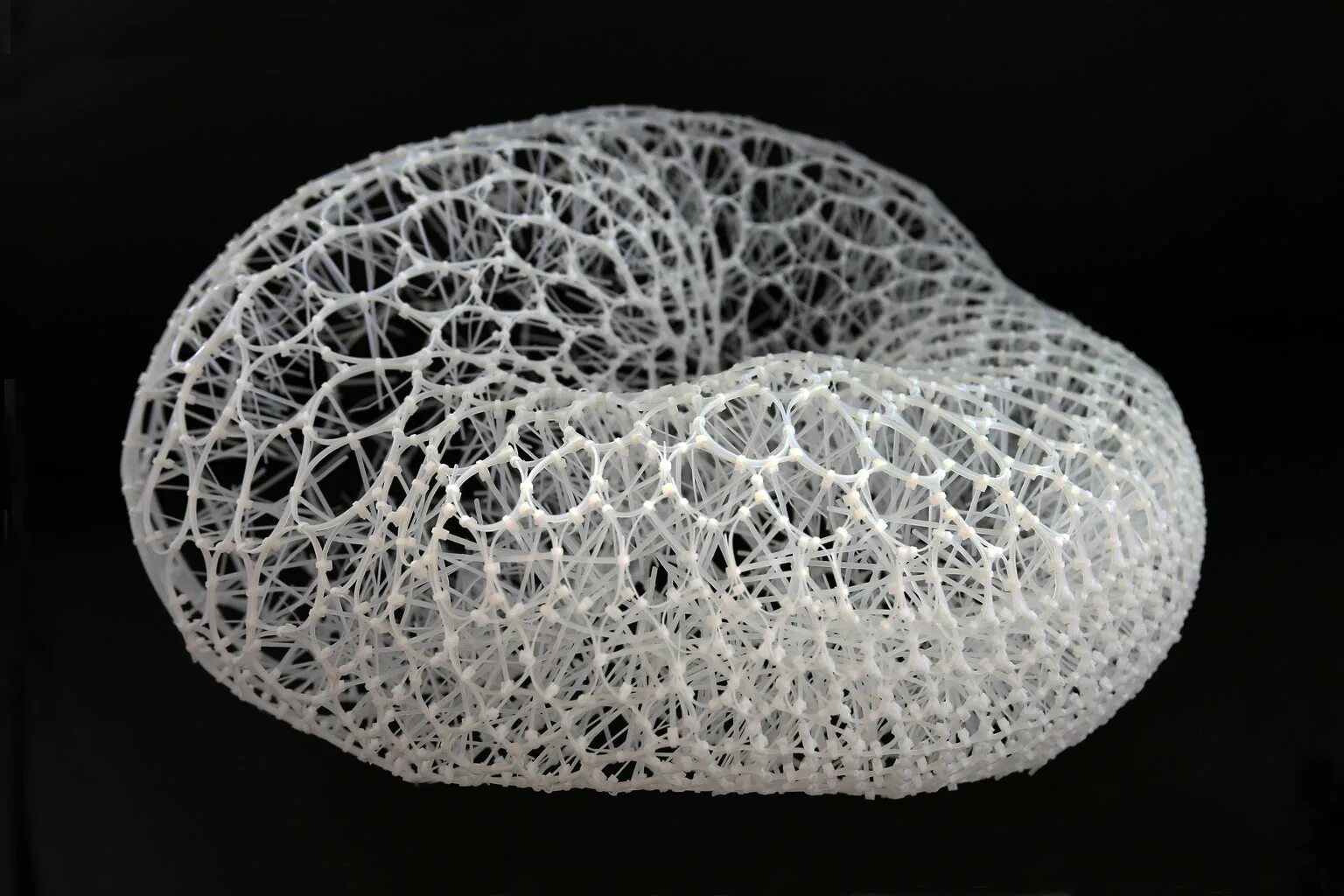 поделки из стяжек пластиковых. украшения из хомутов пластиковых. поделки из стяжек. изделия из стяжек. украшение из кабельных стяжек.