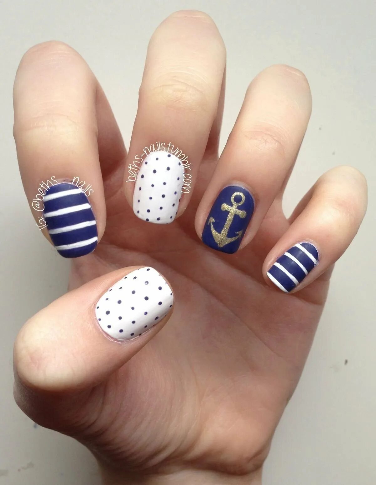 Морской дизайн ногтей. Ногти морская тематика. Маникюр в морском стиле. Маникюр в морском стиле на короткие ногти. Якорь на ногтях.