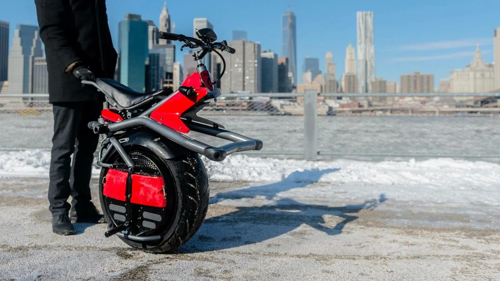 Электрический скейт. Штука на двух колесах. Катание нагероскуторе. Электро доска для катания по асфальту. Средство передвижения с одним колесом.