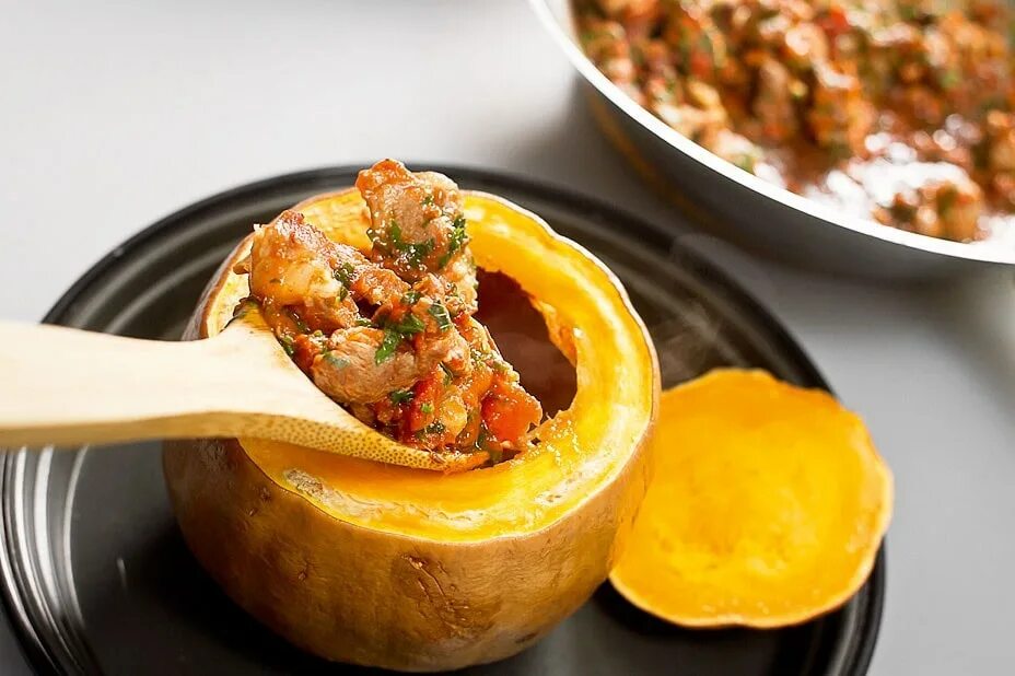 Тыква гратен. Тыква для запекания сорта. Мясо в тыквенном горшочке. Запеченная тыква. Тыква запеченная с курицей.