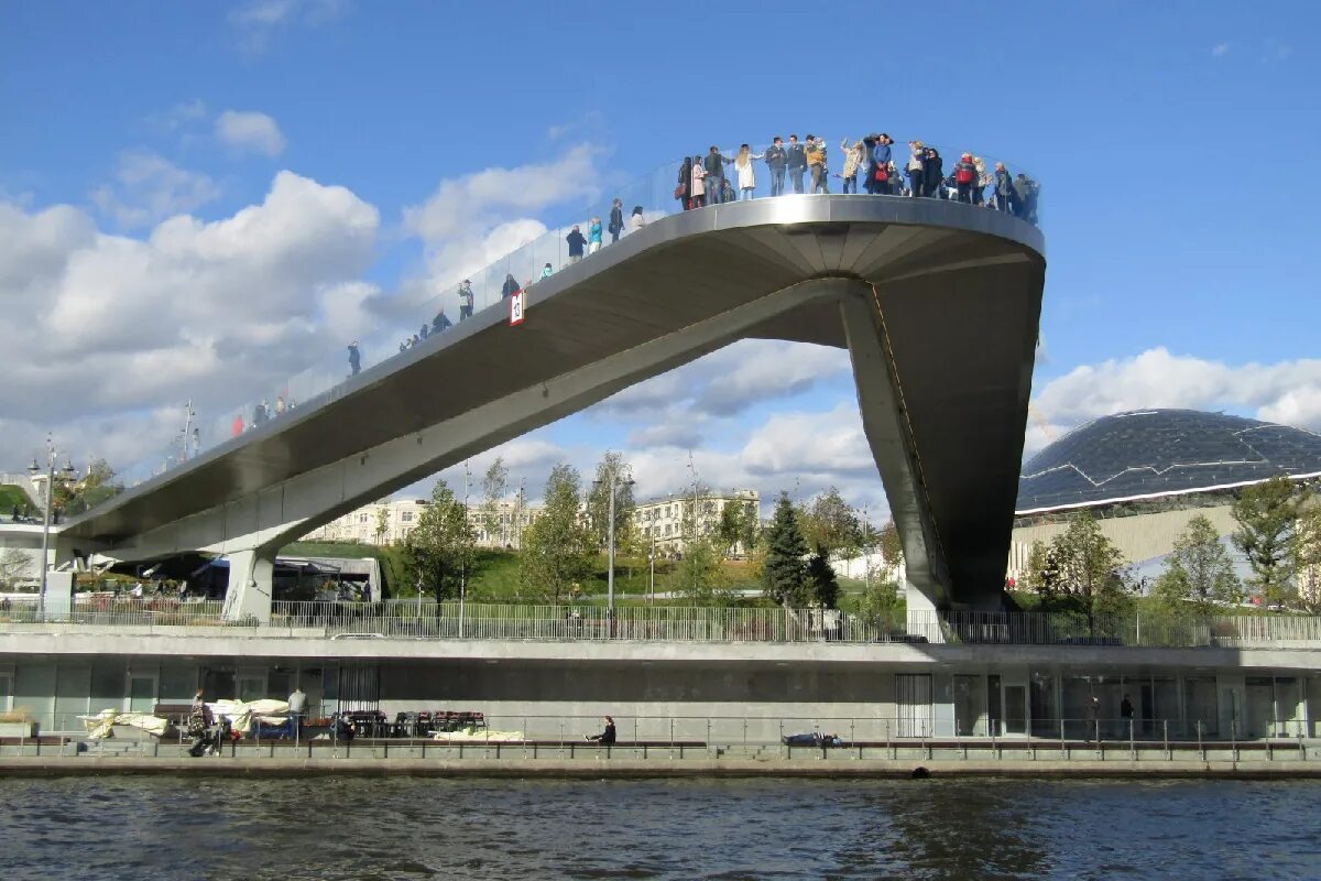 Парк Зарядье парящий мост. Парящий мост в Москве в парке Зарядье. Парк Зарядье мост над рекой. Парк Зарядье стеклянный мост. Навесной мост в москве