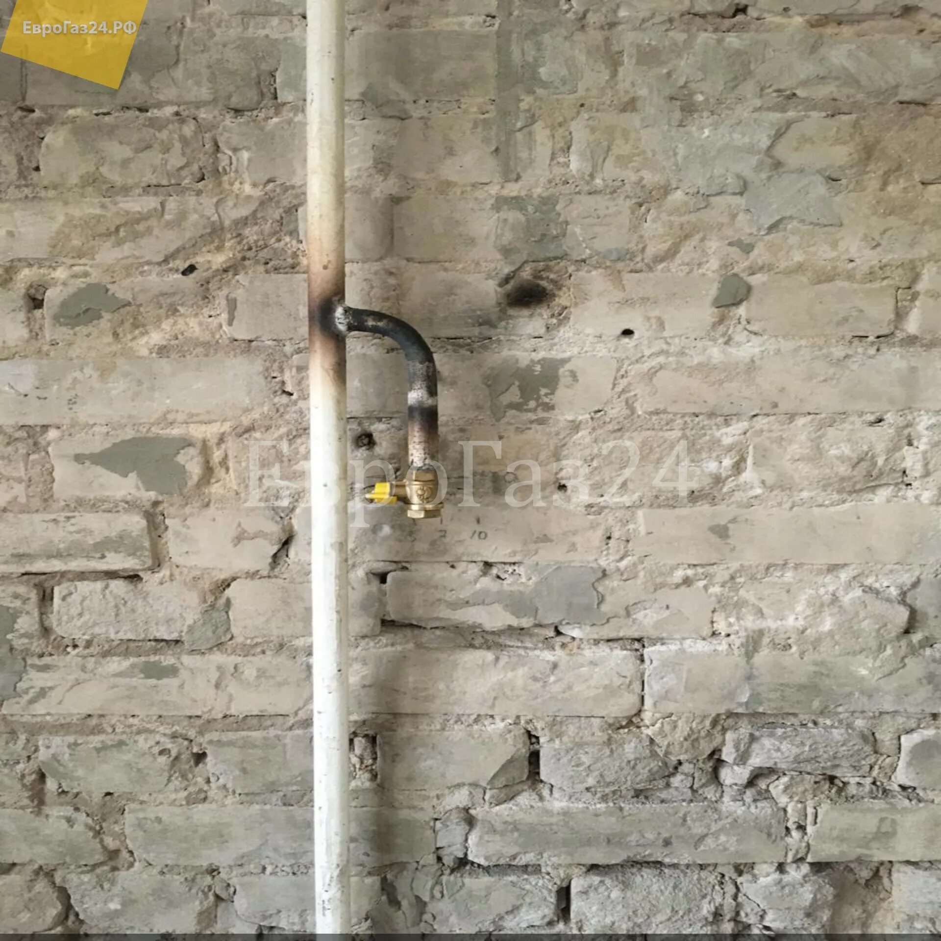 Декорировать газовую трубу на кухне. Краска для газовых труб в квартире. Газовая труба в доме. Газовая трубамнамкухни. Газовая труба в подъезде.